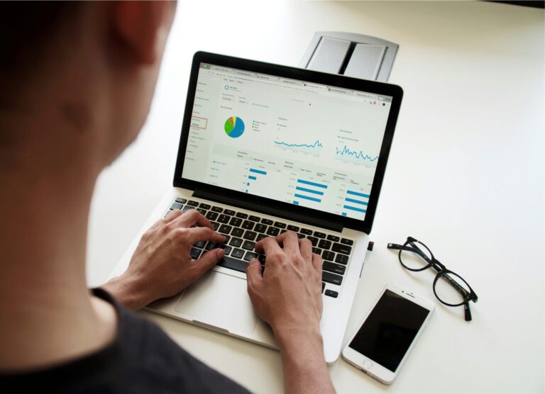 Building-a-Smart-Data-Retention-Policy_-What-Your-Small-Business-Needs-to-Keep-and-Delete-scaled